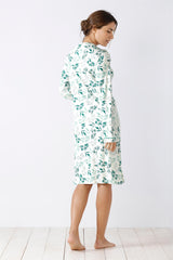 Weißes langärmeliges Nachthemd mit grünem Blattmuster.