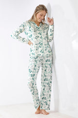 Pyjama-Set für Frauen mit weißem und grünem Blättermuster.