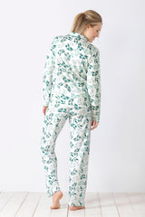 Weißes Damen-Pyjama-Set mit grünem Blattmuster.