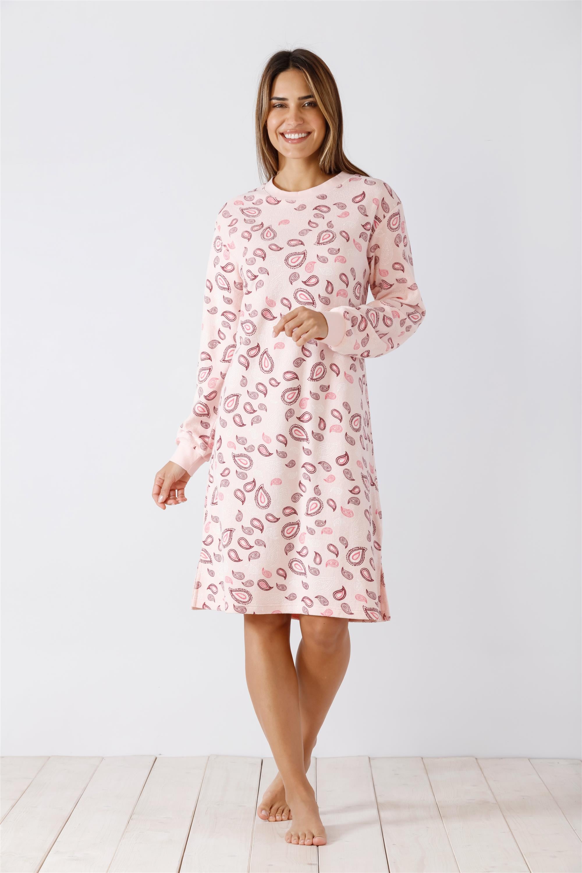 Rosa langärmeliges Nachthemd mit Paisleymuster.