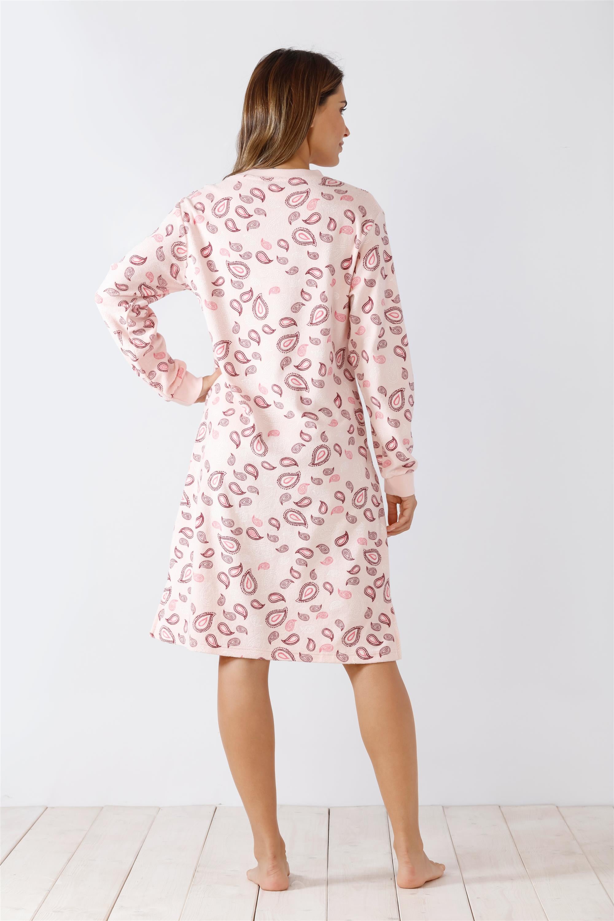 Rosa langärmeliges Nachthemd mit Paisleymuster.