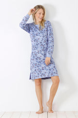 Hellblaues Nachthemd mit Paisleymuster.