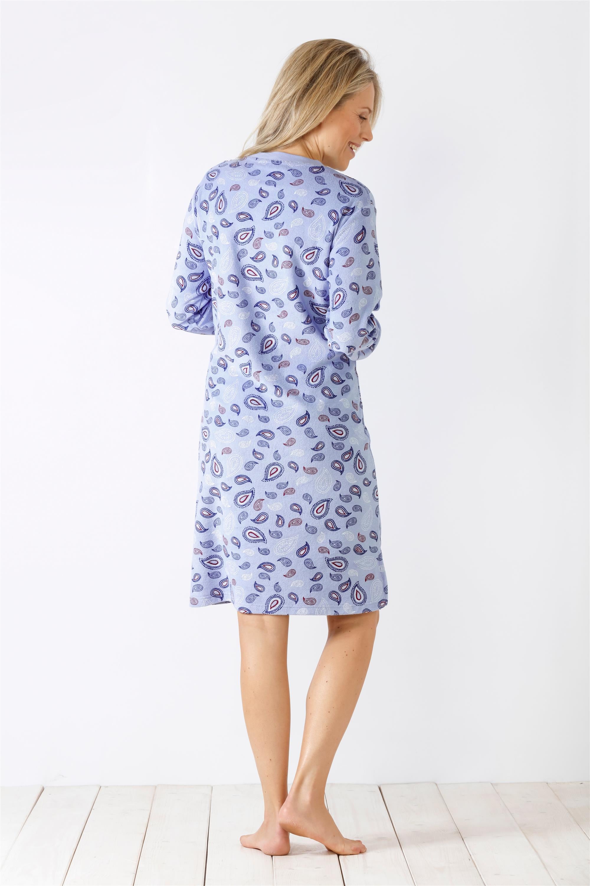 Hellblaues Nachthemd mit dunklem Paisleymuster.