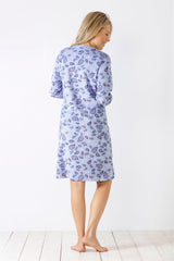 Hellblaues Nachthemd mit dunklem Paisleymuster.