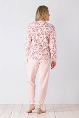 Hellrosa langärmeliger Schlafanzug für Damen mit dunkelrosa Paisleymuster.