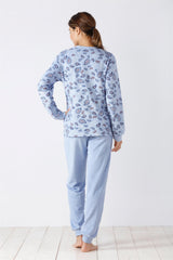 Hellblaues langärmeliges Pyjama-Set mit Paisleymuster.