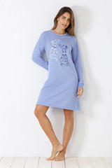 Langärmeliges, violettfarbenes Nachthemd für Damen mit zwei Hundegrafiken.