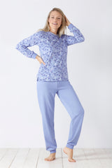 Zweiteiliges Pyjama-Set für Damen in Hellblau mit einem langärmeligen Oberteil mit Blumendruck und einer einfarbigen blauen Hose im Jogger-Stil.