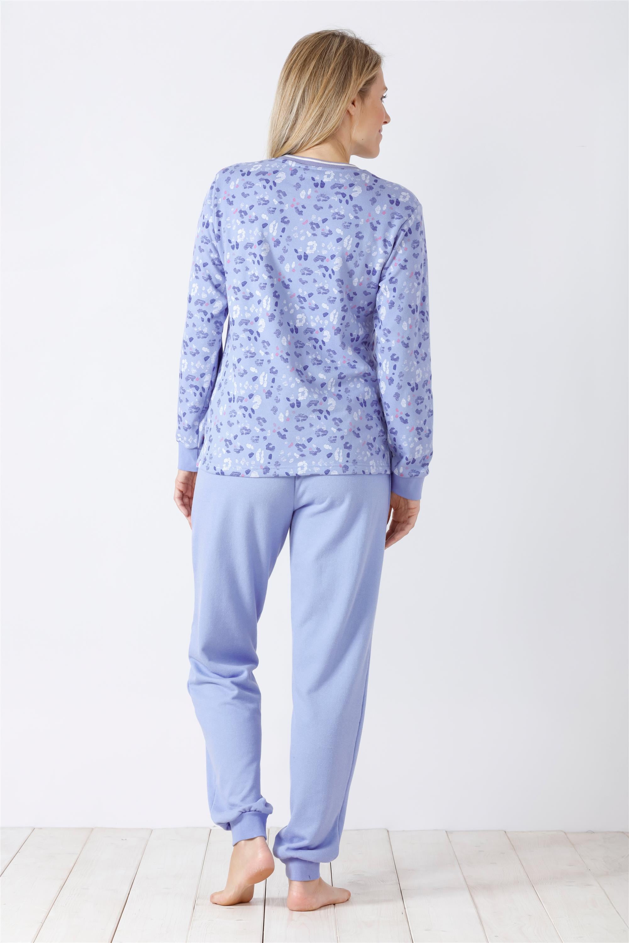 Ein Pyjama-Set für Damen mit einem langärmeligen Oberteil mit Blumenmuster und einer unifarbenen Jogginghose mit elastischen Bündchen.