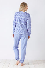 Ein Pyjama-Set für Damen mit einem langärmeligen Oberteil mit Blumenmuster und einer unifarbenen Jogginghose mit elastischen Bündchen.