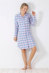 Langärmeliges kariertes Nachthemd für Frauen.