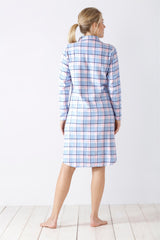 Hellblau und rosa kariertes langärmeliges Nachthemd.