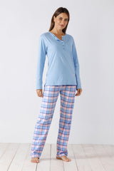 Hellblaues langärmeliges Henley-Shirt mit karierter Pyjamahose.