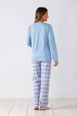 Hellblaues langärmeliges Damen-Pyjama-Oberteil mit rosa und blau karierter Pyjama-Hose.
