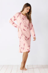 Rosa langärmeliges, geblümtes Nachthemd mit kleinen weißen Tupfen und teilweiser Knopfleiste.