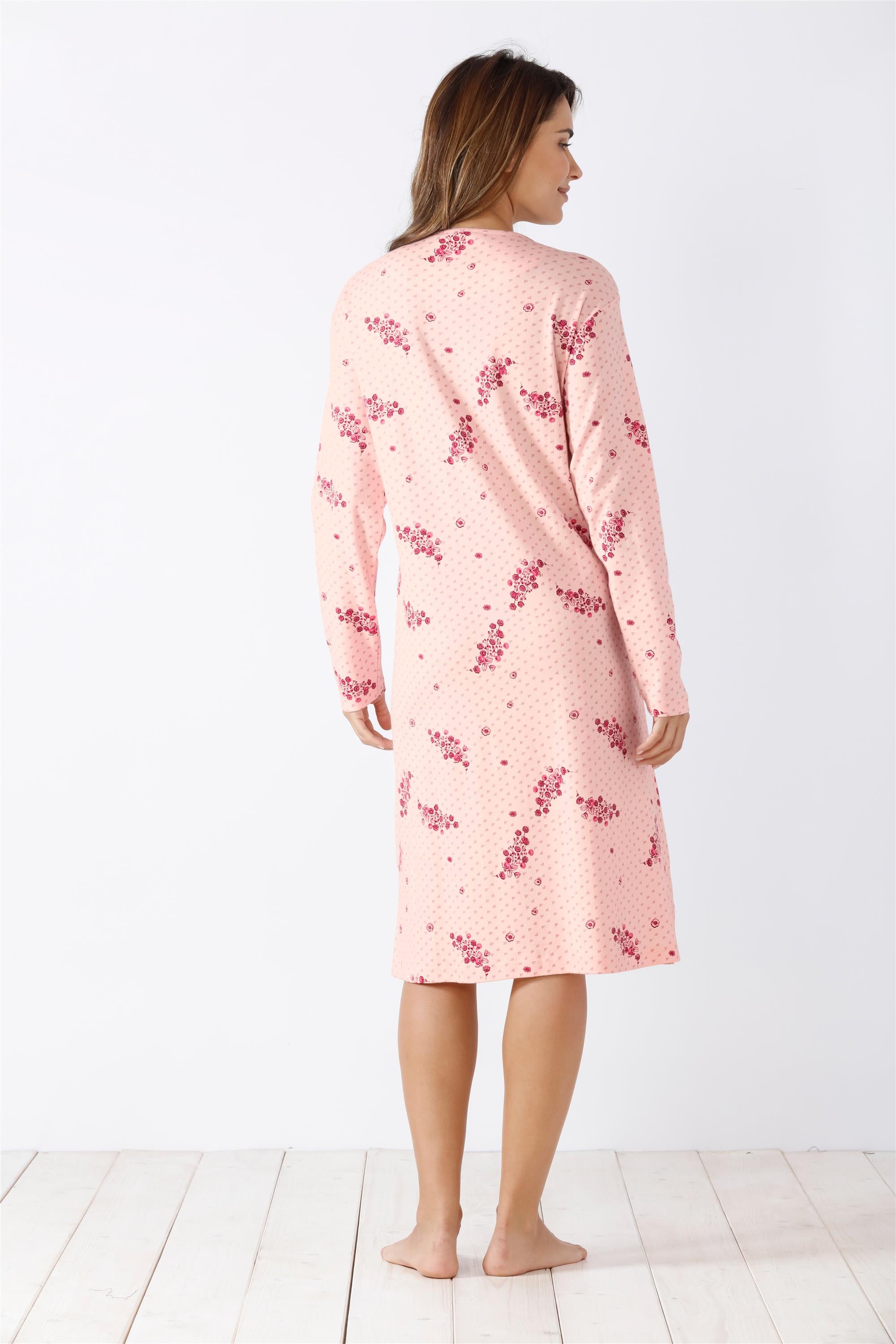 Rosa geblümtes Nachthemd mit langen Ärmeln.