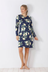 Marineblaues, langärmeliges Kleid einer Frau mit gelbem Blumenmuster.