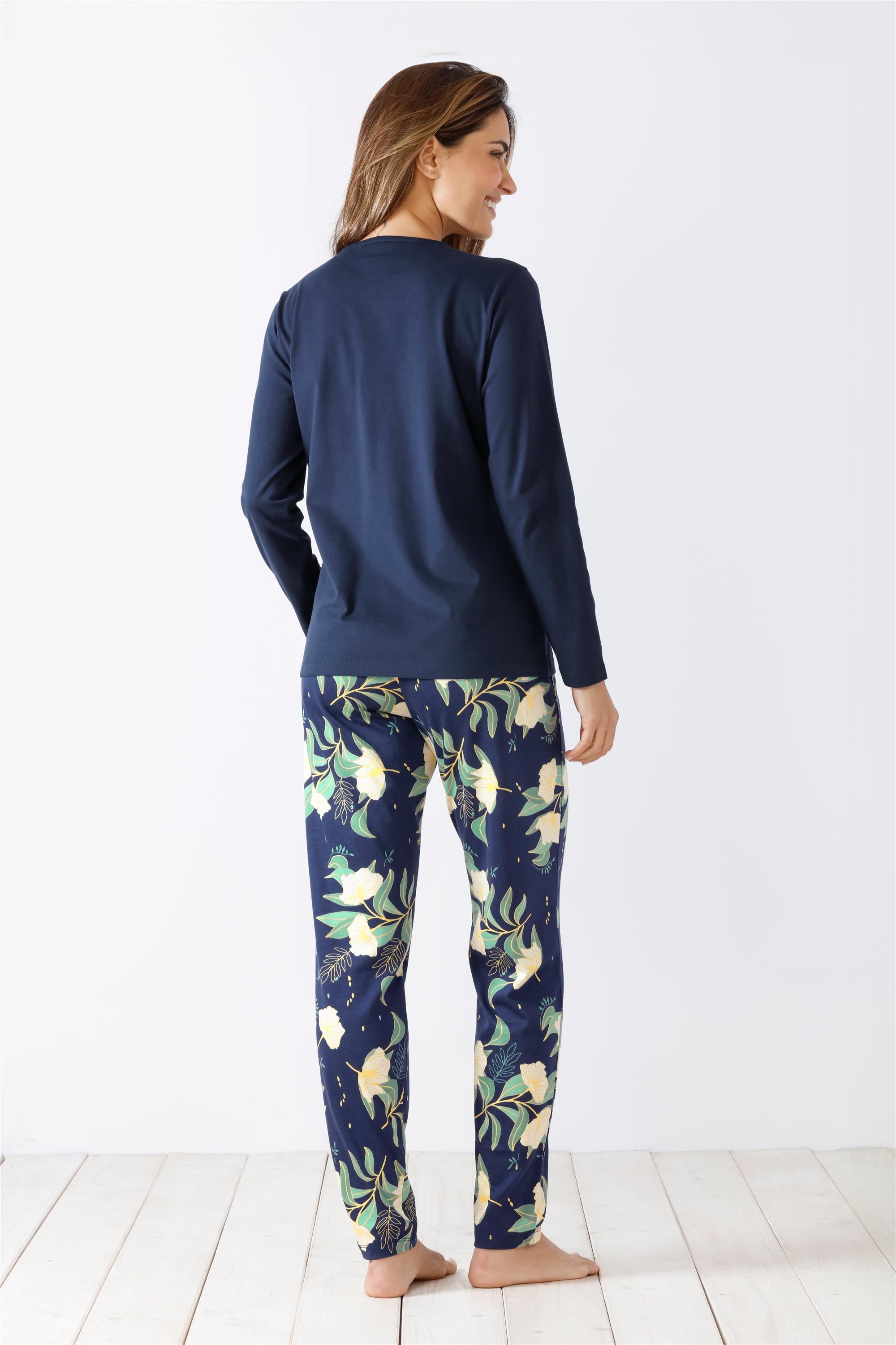 Marinefarbenes langärmeliges Damenoberteil mit Pyjamahose mit Blumenmuster.