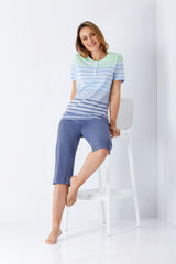 Damen Klima Komfort® Capri Schlafanzug: gestreiftes Top, blaue Caprihose