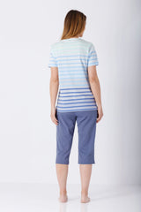 Frau in Damen Schlafanzug Capri Klima Komfort Original, Streifentop und Caprihose