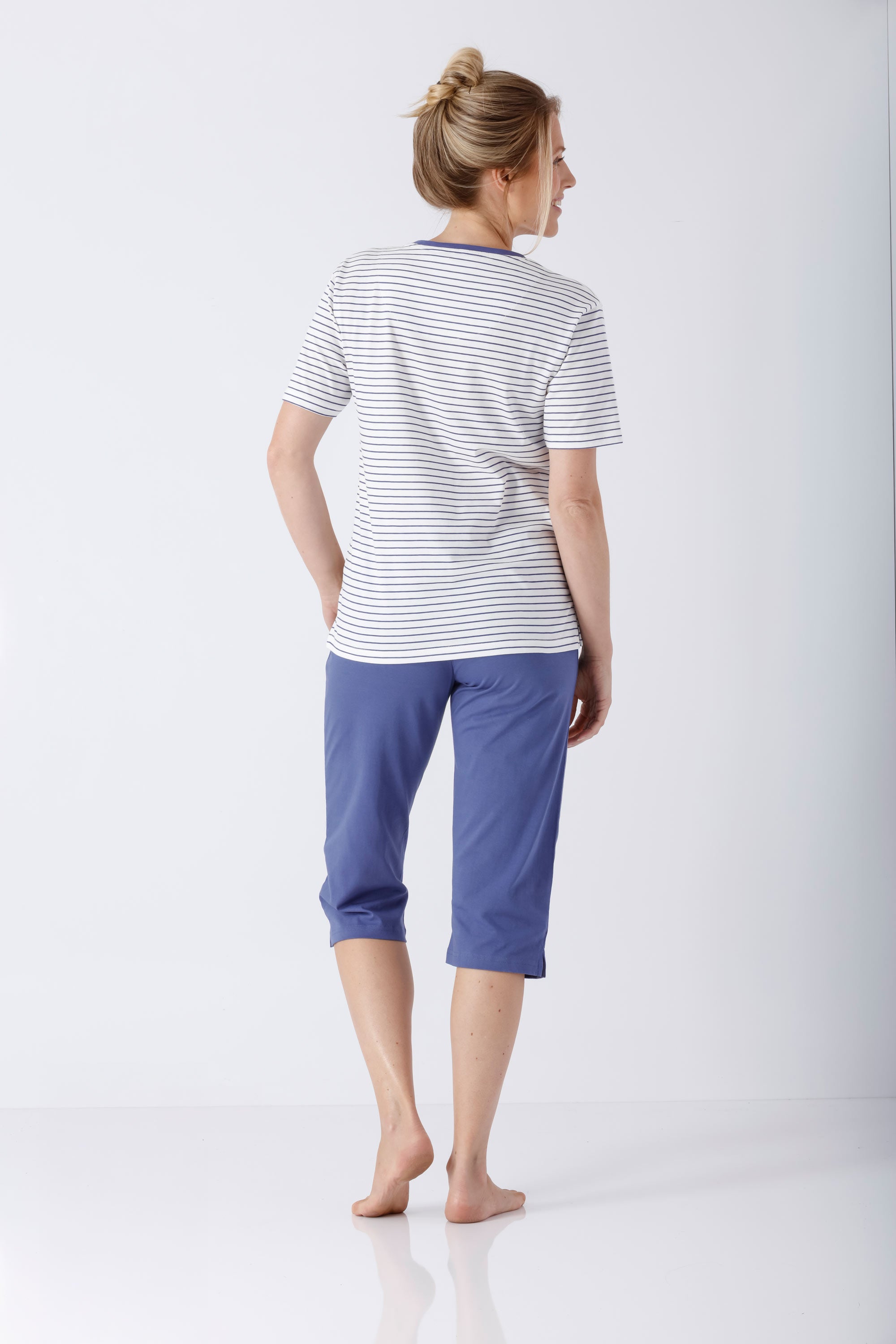 Frau in weiß-blau gestreiftem Damen Schlafanzug Capri Premium Cotton