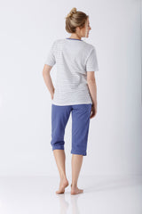 Frau in weiß-blau gestreiftem Damen Schlafanzug Capri Premium Cotton