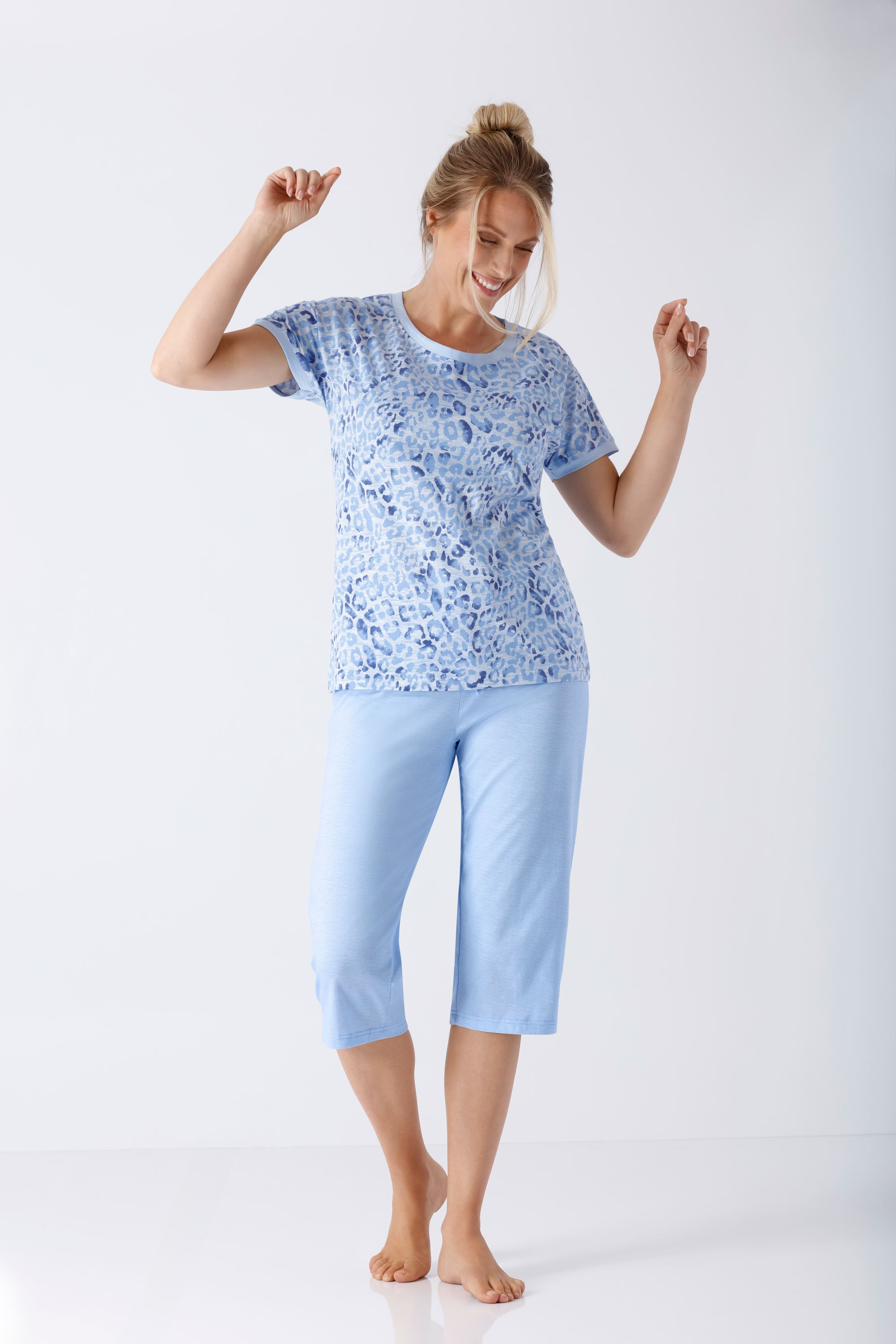 Damen Schlafanzug Capri Premium Cotton in hellblau mit Blumenmuster