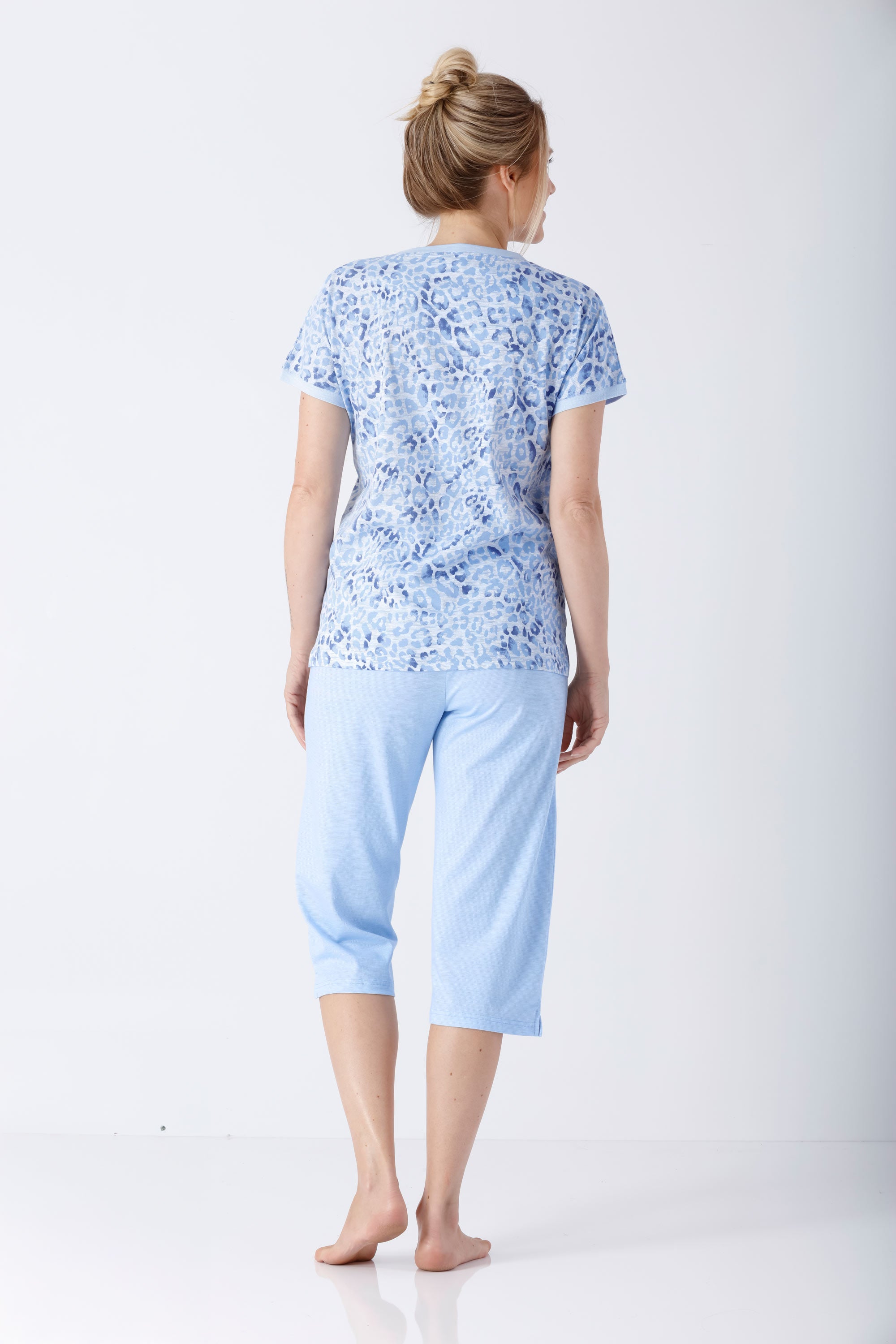 Damen Schlafanzug Capri Premium Cotton in hellblau mit Blumenmuster