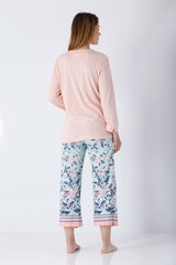 Frau in Damen Schlafanzug 7/8 Palazzo aus Premium Cotton/TENCEL™ Modal, rosa Top, florale Palazzo-Hose