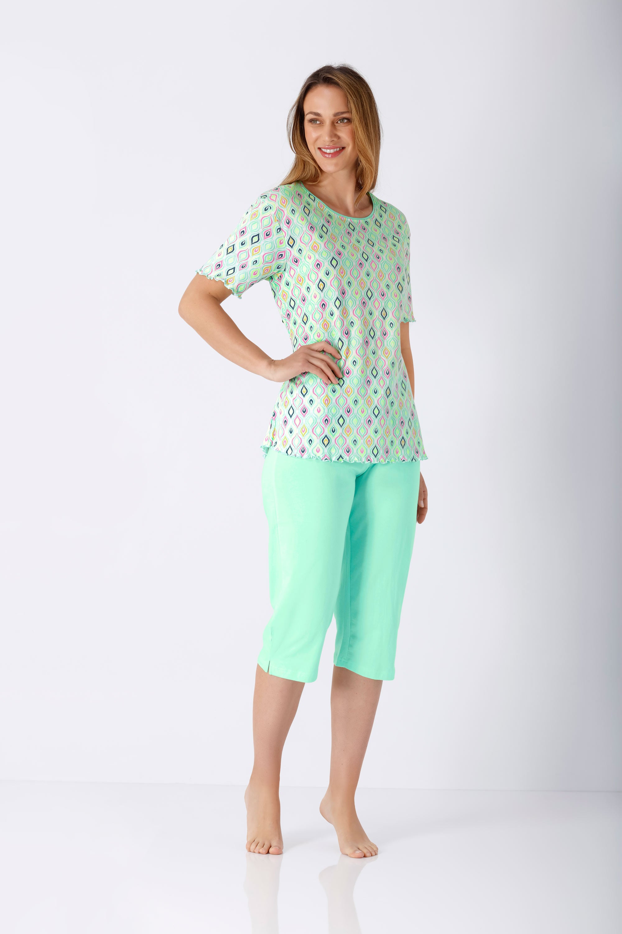 Damen Schlafanzug Capri Premium Cotton in Minzgrün mit Geomettermuster