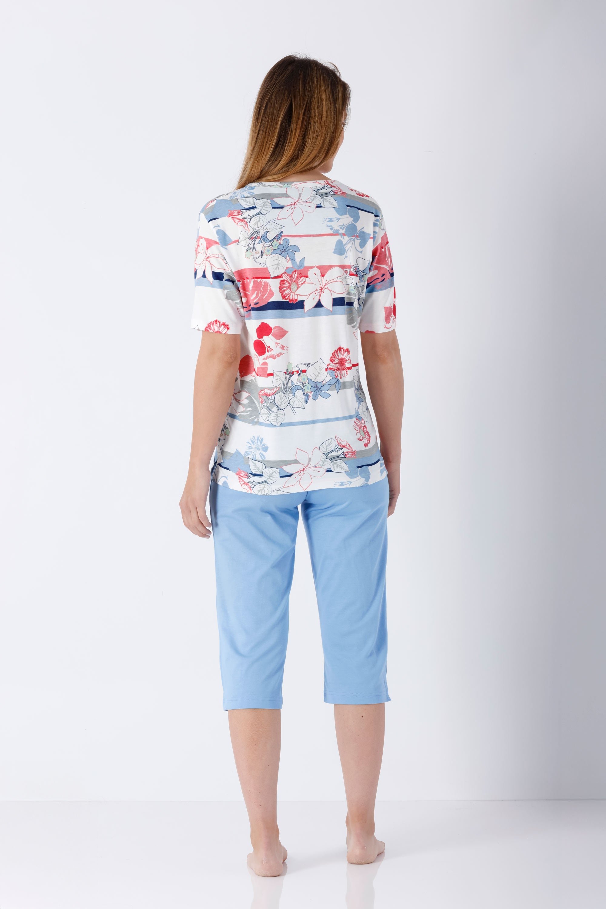 Frau in Damen Schlafanzug Capri Premium Cotton TENCEL Modal mit Streifen