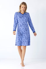 Blaues langärmeliges damen nachthemd mit floralem muster bündchen und runden ausschnitt klima komfort® 105 cm