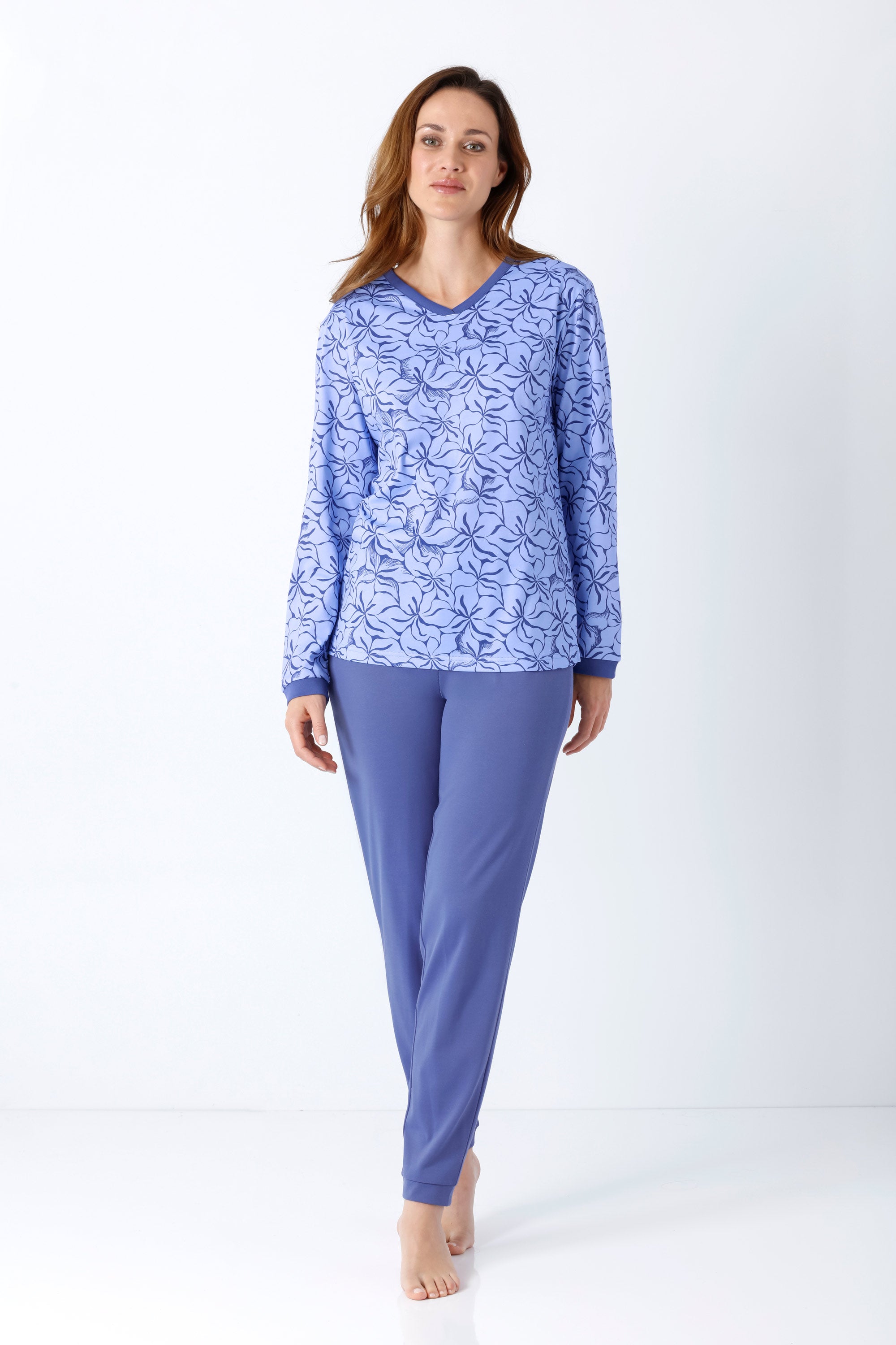 Damen schlafanzug mit bündchen klima komfort mit blauem floralem langarmoberteil und einfarbiger hose