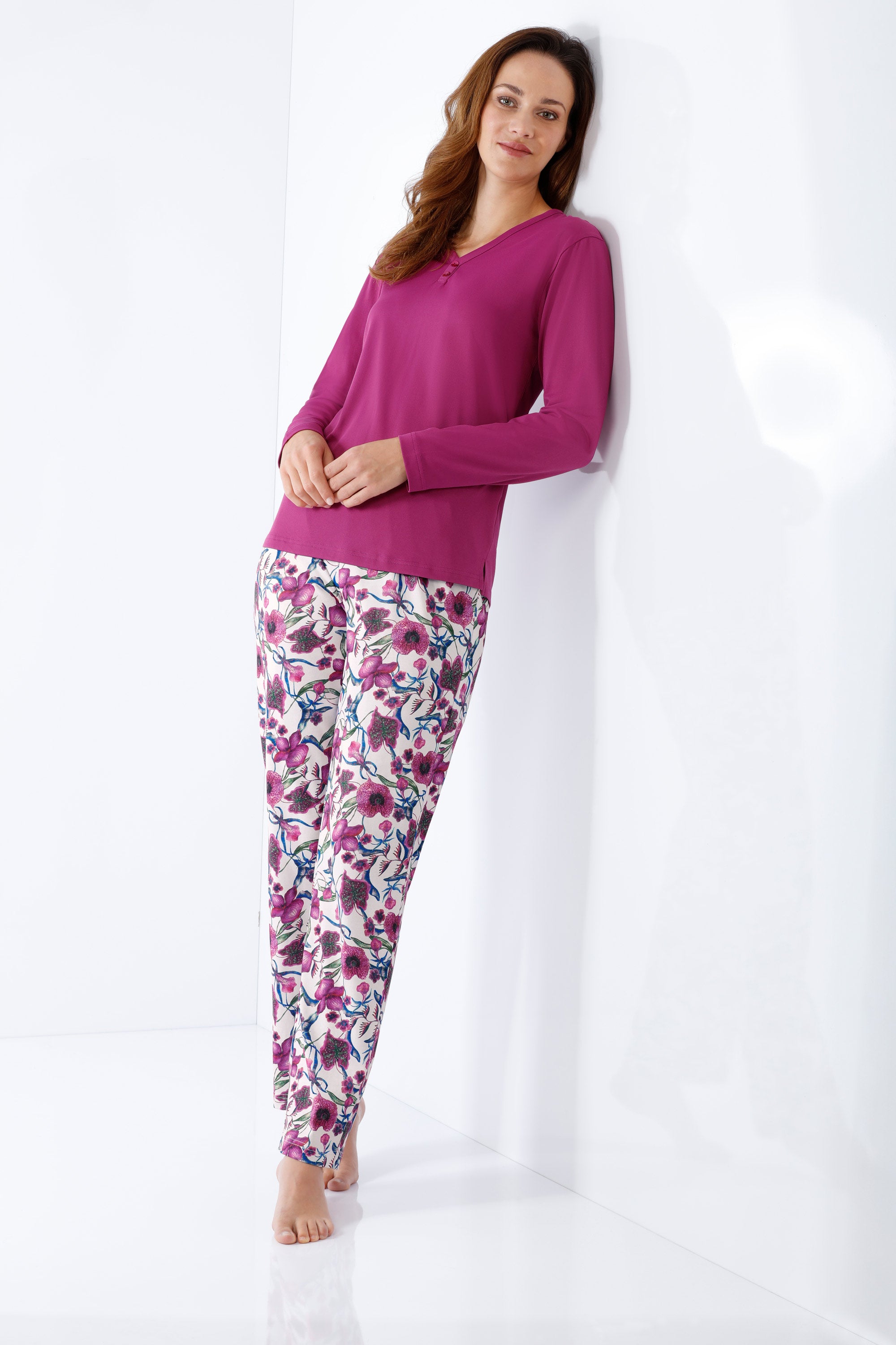 Damen Schlafanzug Klima Komfort® mit pinkfarbenem Langarmoberteil und floraler Hose in Rosa, Lila und Blau