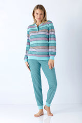Damen schlafanzug aus klima-frottee mit bündchen in teal und lavendel gestreiftem oberteil und teal joggerhose