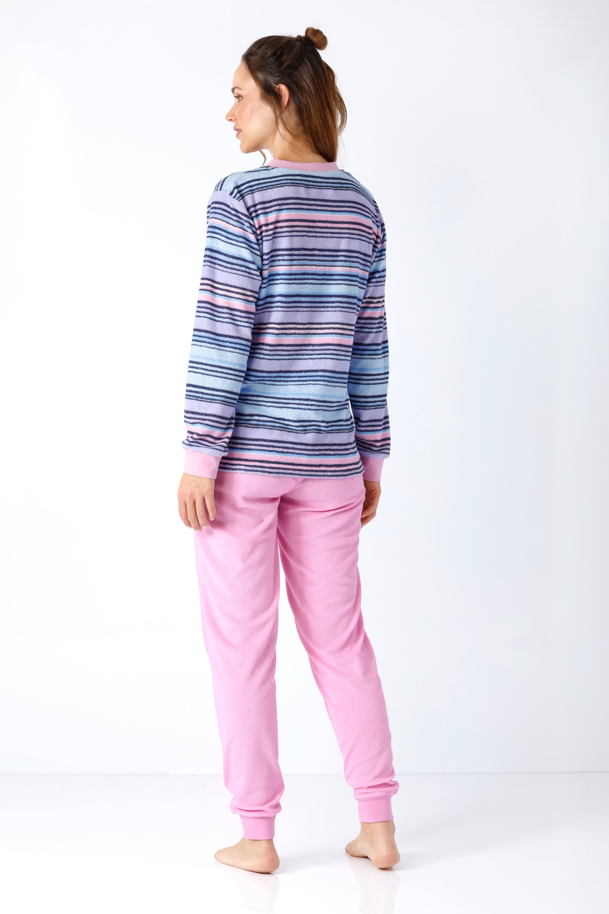 Damen schlafanzug aus klima-frottee mit rosa langarmshirt und gestreiftem top in lavendel blau und schwarz