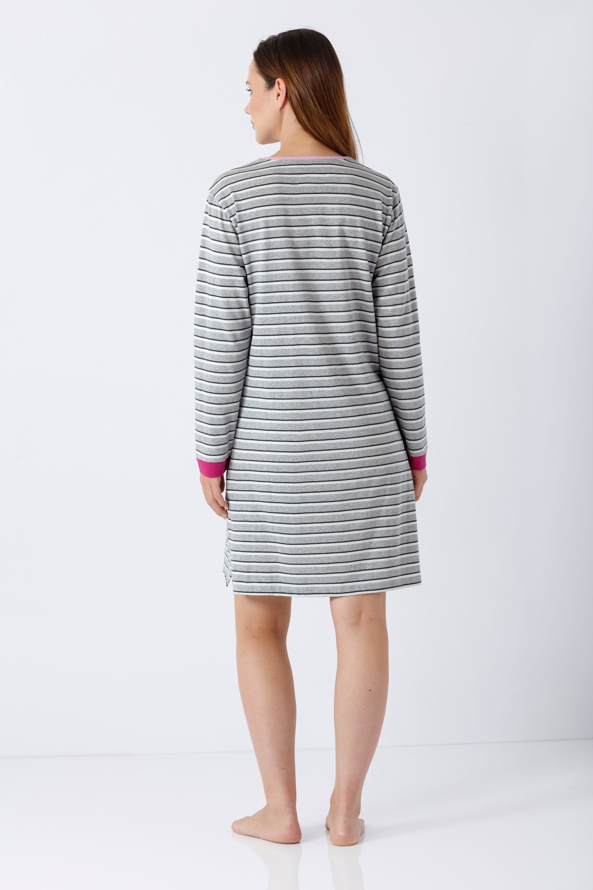 Damen sleepshirt 95 cm klima-light mit grau weißen streifen und pinken bündchen aus leichtem material
