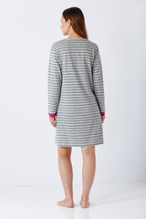 Damen sleepshirt 95 cm klima-light mit grau weißen streifen und pinken bündchen aus leichtem material