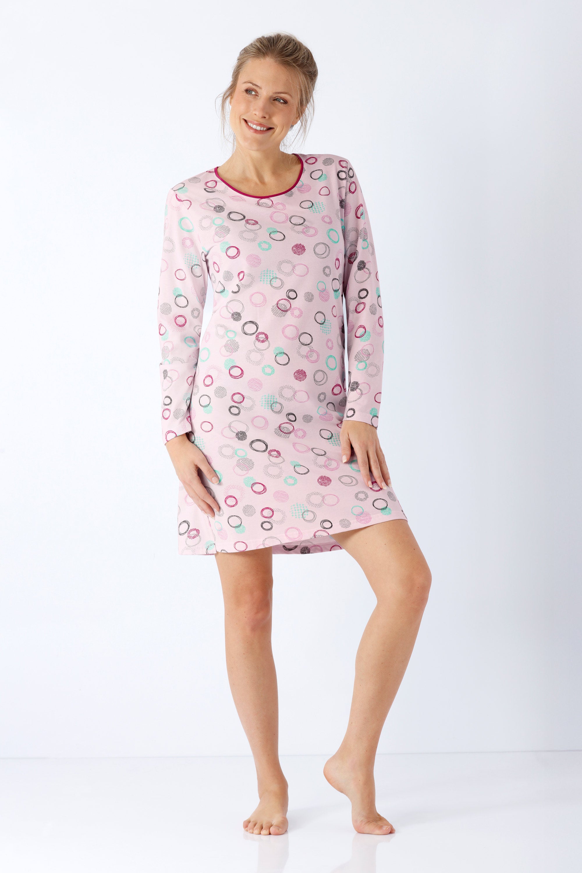 Damen sleepshirt 95 cm klima-light® in rosa mit langärmeligem design und buntem kreismuster in grün, lila und schwarz
