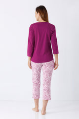 Damen schlafanzug 7/8 aus premium baumwolle mit magentafarbenem oberteil und rosa caprihose mit rosenmuster