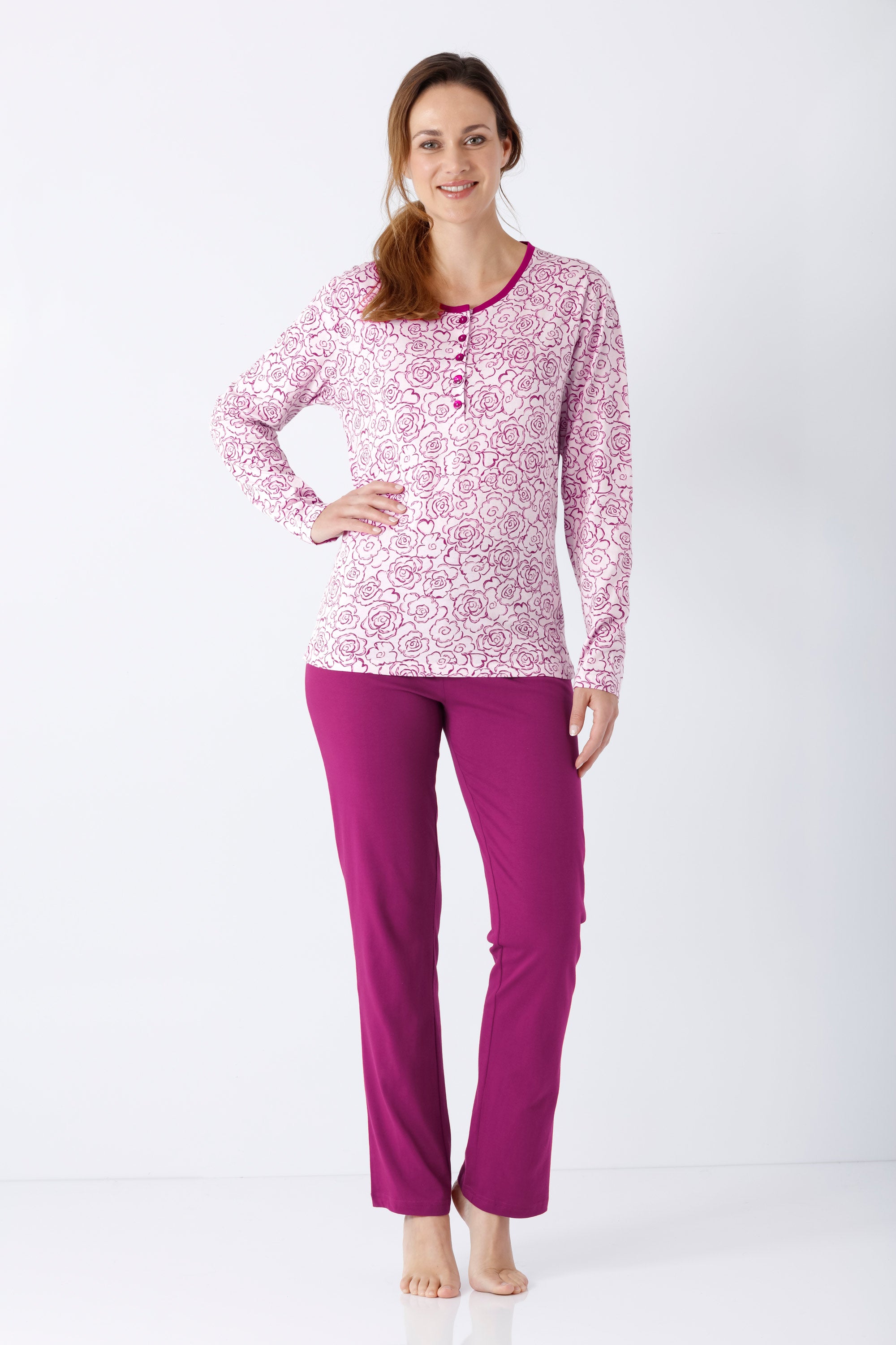 Damen schlafanzug premium cotton mit rosa rosenmuster, langarmshirt und magentafarbenen hosen aus baumwolle