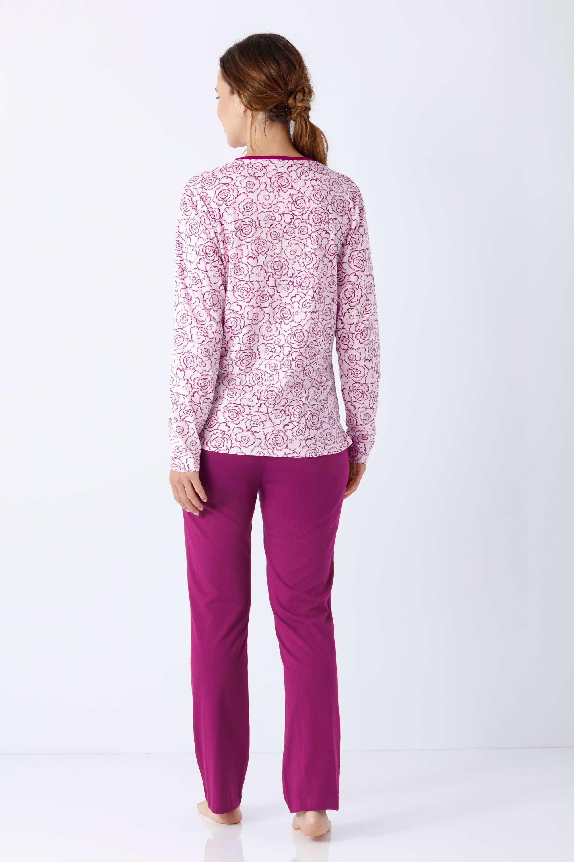Damen schlafanzug premium cotton in rosa mit langärmligem oberteil und passenden magentafarbenen hosen aus baumwolle