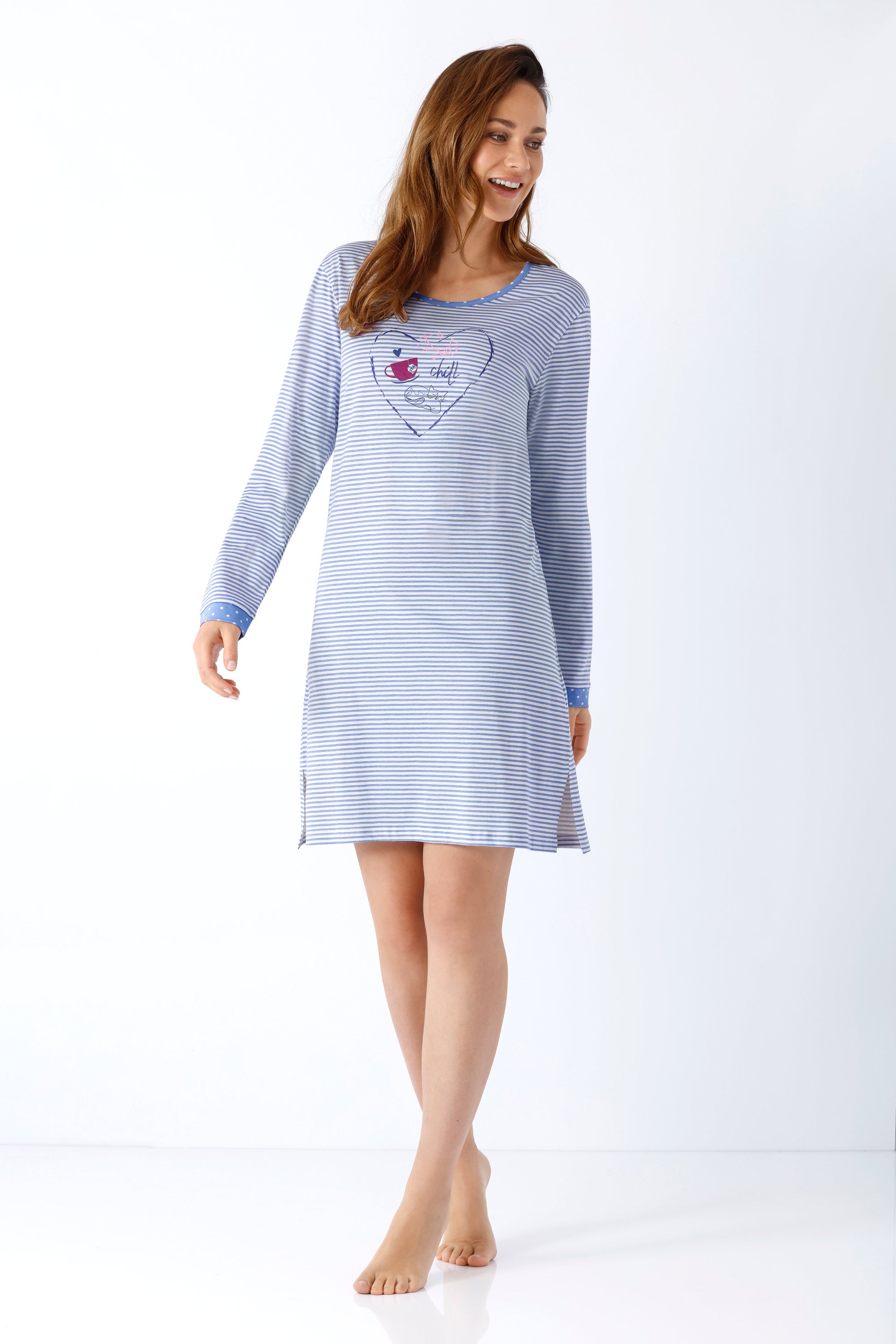 Damen sleepshirt aus premium baumwolle 95 cm lang in blau weiß gestreift mit herzförmiger stickerei auf der brust