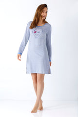 Damen sleepshirt aus premium baumwolle 95 cm lang in blau weiß gestreift mit herzförmiger stickerei auf der brust