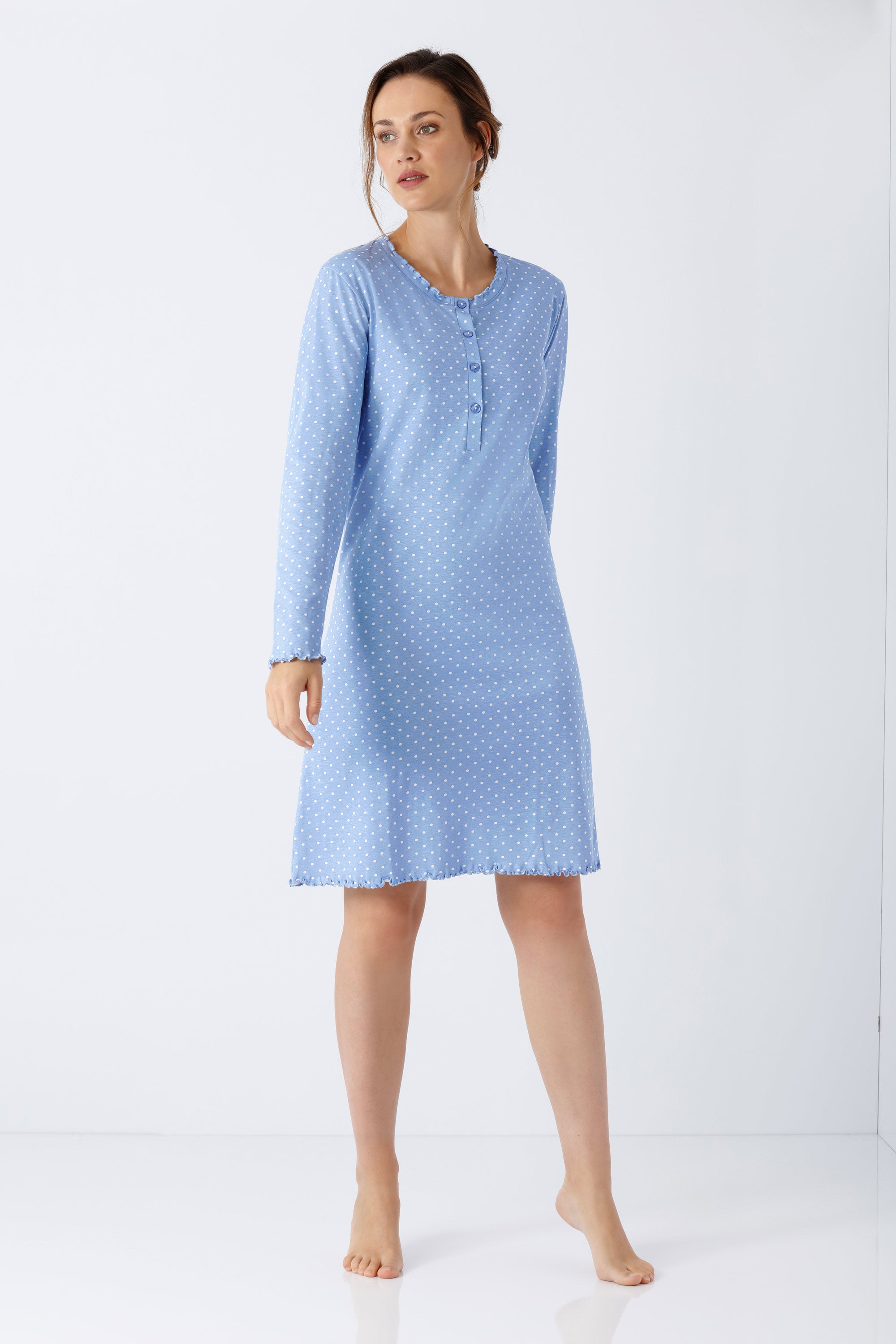 Damen nachthemd 100 cm in hellblau mit weißen punkten aus premium baumwolle und langen ärmeln mit knöpfen vorne