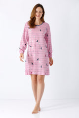 Damen sleepshirt 95 cm in rosa mit katzenmuster auf feinen streifen aus premium cotton und tencel modal