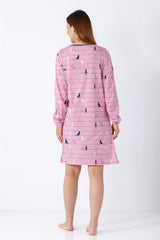Rosa langärmliges damen sleepshirt mit schwarzen und weißen katzensilhouetten auf gestreiftem grund aus premium cotton und tencel modal
