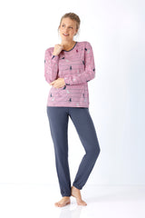 Damen schlafanzug mit bündchen aus premium cotton tencel modal mit rosa langarmshirt schwarz katzen und weiße pfoten muster und marineblaue jogginghose