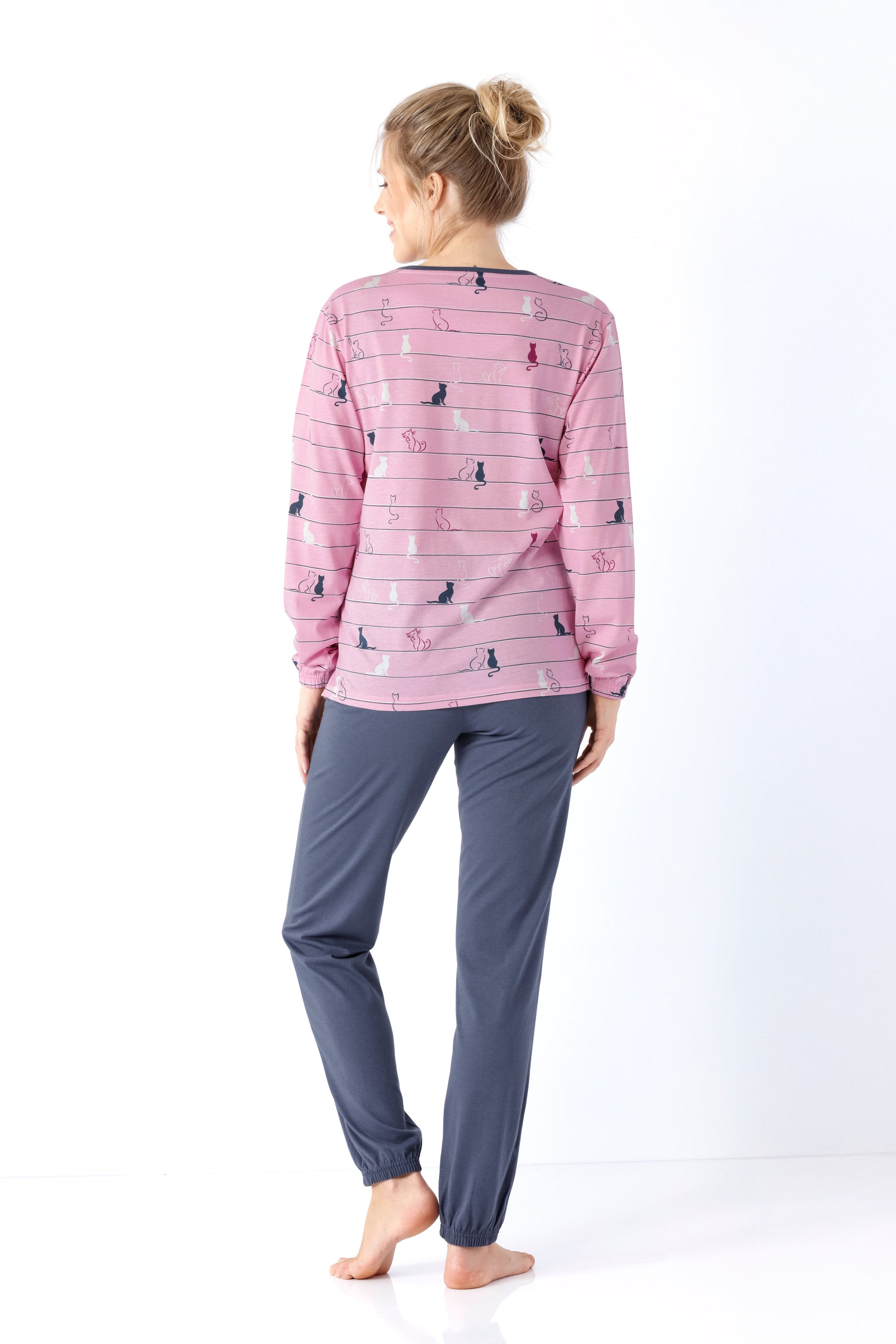 Damen schlafanzug mit bündchen aus premium cotton und TENCEL modal rosa langärmelig mit katzenmuster