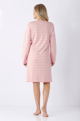 Damen nachthemd mit bündchen 100 cm aus premium baumwolle in rosa und weiß gestreift mit langem arm